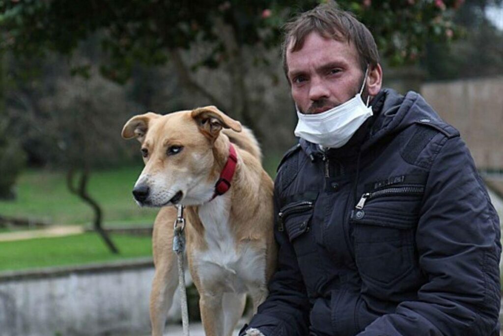 Morador de rua não se separa de pet