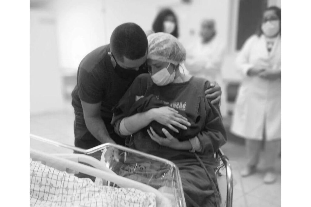 A mãe conheceu o bebê após 26 dias intubada