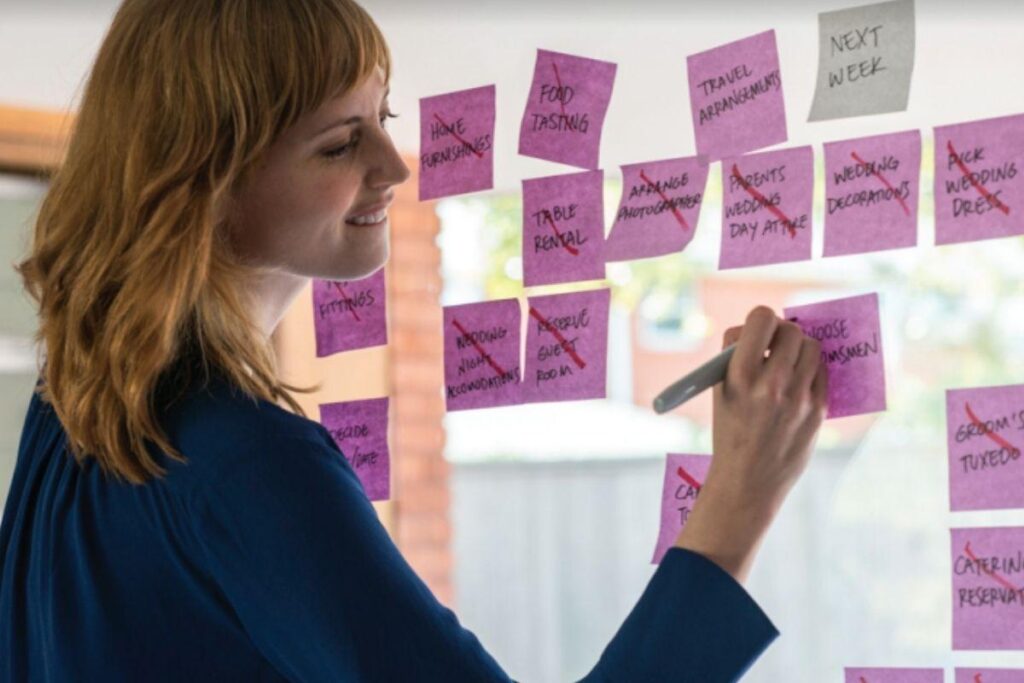 Os post-its podem ser aliados na hora de desenvolver um calendário colorido e criativo para a organização