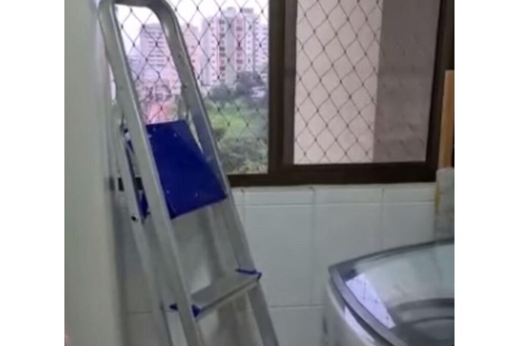 Mãe compartilha vídeo da filha subindo em escada para olhar janela
