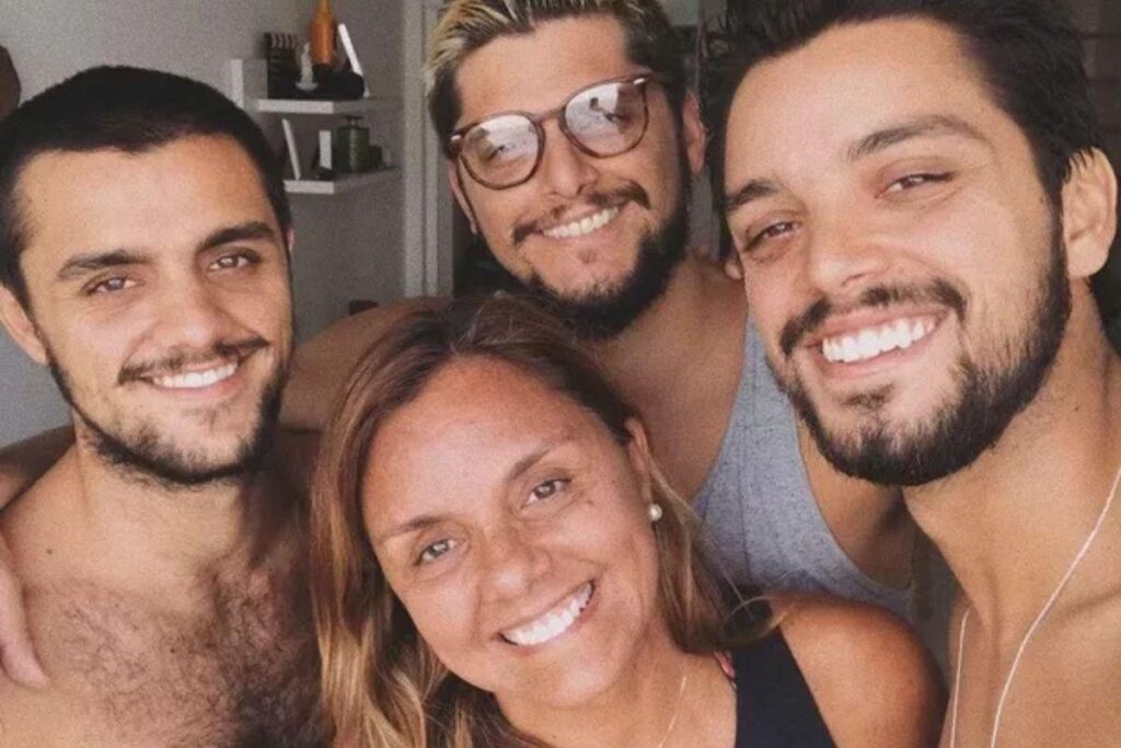 Bruno Gissoni, Felipe e Rodrigo Simas fazem rodízio para cuidar da mãe após Covid