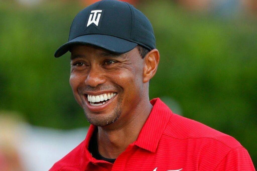 Tiger Woods sofre acidente de carro na Califórnia e é hospilizado