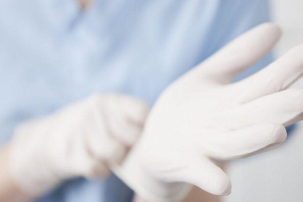 Técnicas dispensam uso de luvas durante aplicação de vacinas