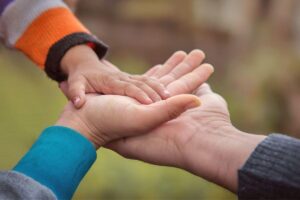 Menino é adotado após passar sete anos em orfanatos