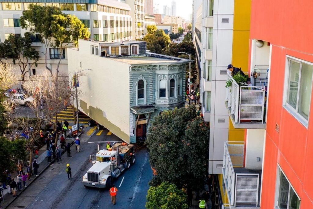 Casa é transportada pelas ruas dos EUA