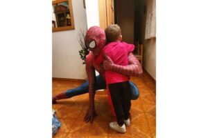 Fantasiado de Homem-Aranha, ele alegra o dia das crianças