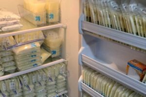 Mamadeiras vazias prontas para serem enchidas com leite materno para doação