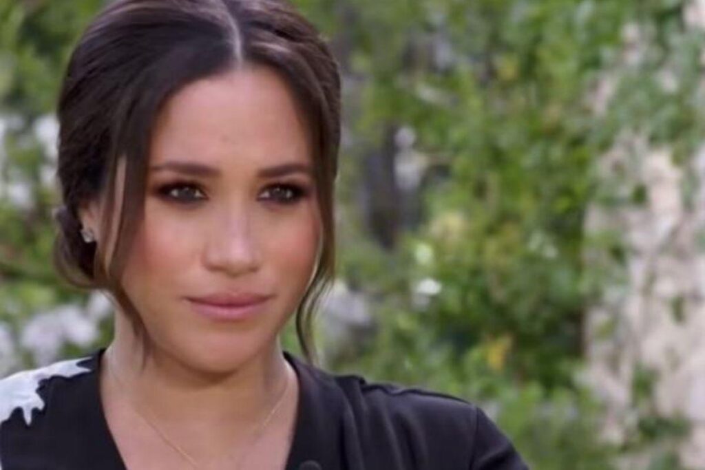 De acordo com o The Sun, a Família Real está com medo de que Meghan Markle fale sobre a rixa com Kate Middleton