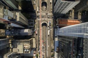 Drone refaz percurso feito em março de 2020 e registra mais pessoas no Centro de SP