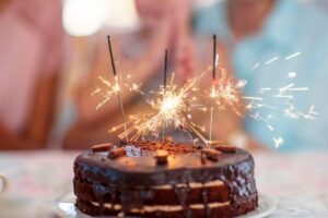 Mãe faz desabafo após convidar 25 pessoas para festa da filha e apenas 8 comparecerem