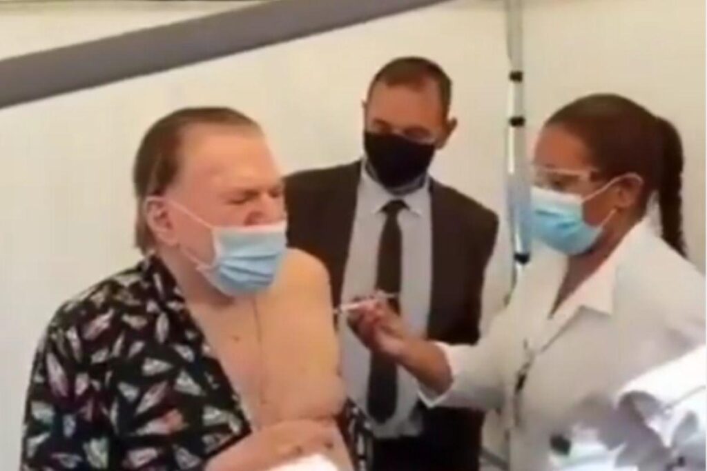 Sílvio Santos recebe segunda dose da vacina contra Covid-19