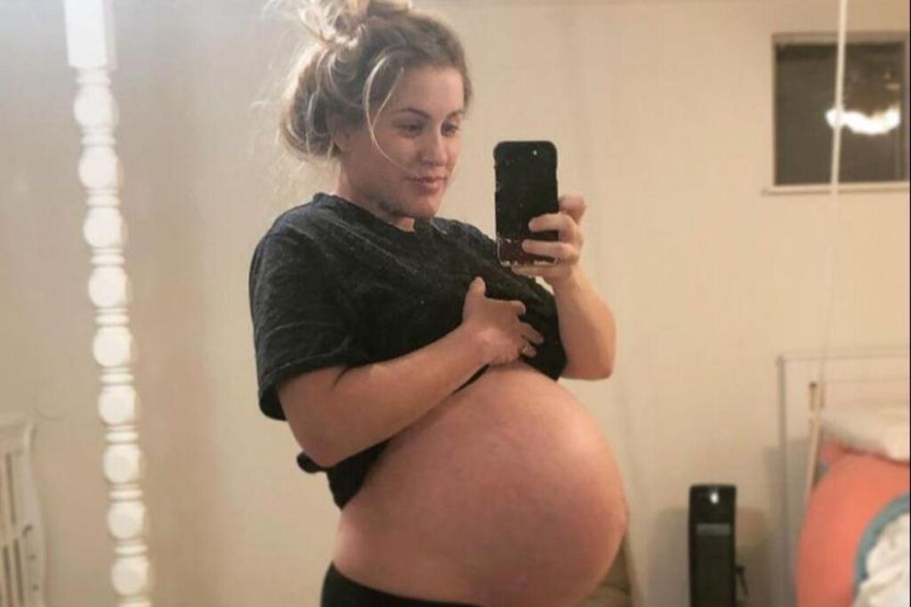 Mãe de trigêmeos impressiona internautas com tamanho da barriga