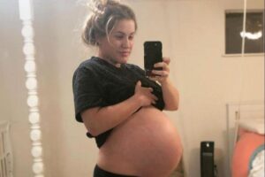 Mãe de trigêmeos impressiona internautas com tamanho da barriga