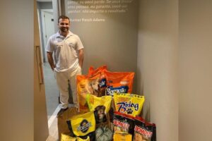 Hoje, o médico consegue ajudar seis abrigos de animais abandonados