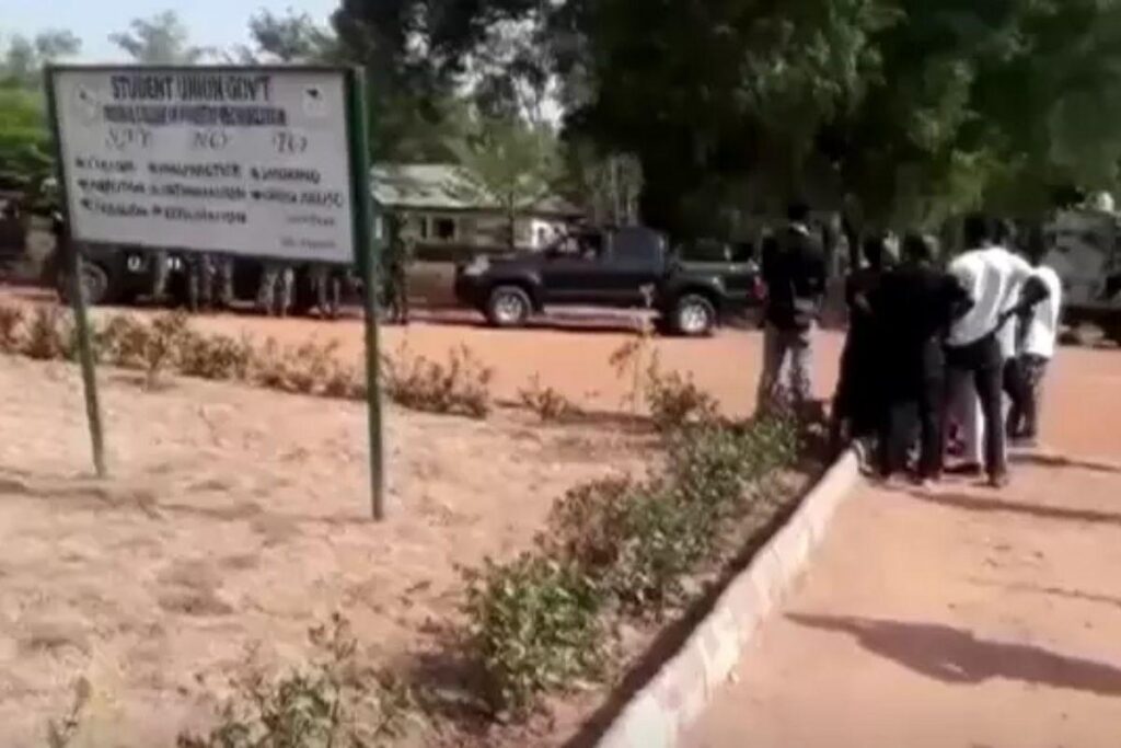 Os homens levaram cerca de 30 estudantes