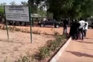 Os homens levaram cerca de 30 estudantes