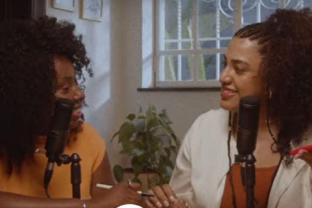 Chris Guterres e Renata Hilario, do Meteora Podcast, protagonizaram a campanha de Dia das Mulheres do Boticário