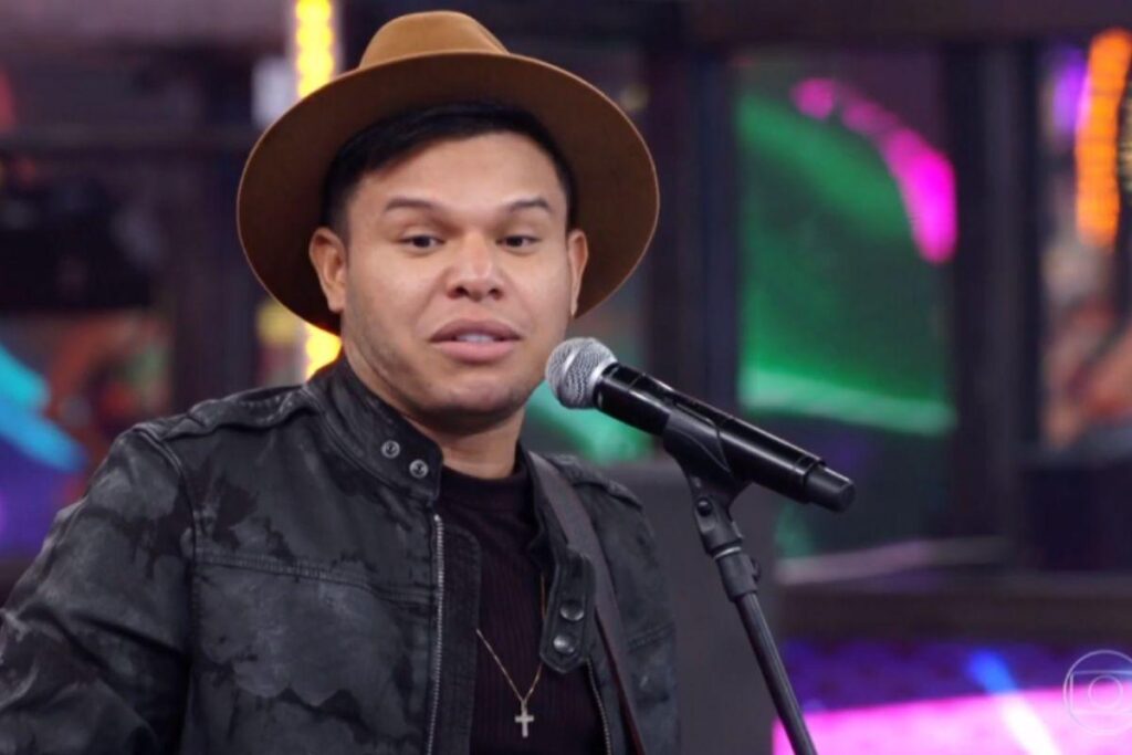 O cantor participou do Domingão do Faustão e ficou emocionado ou lembrar um problema de saúde do filho