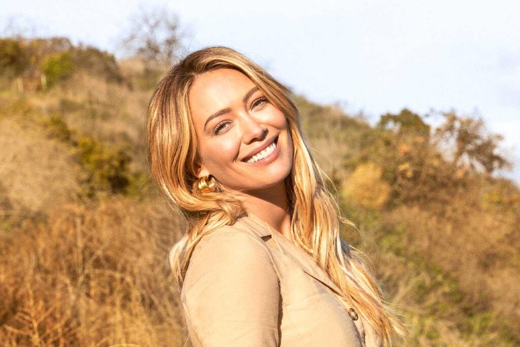 Hilary Duff aparece com cabelo azul na reta final da gravidez
