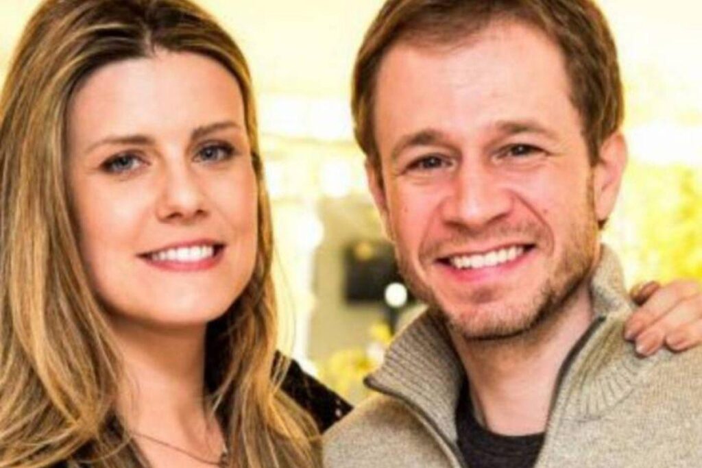 Daiana Garbin posta foto amamentando filha com Tiago Leifert