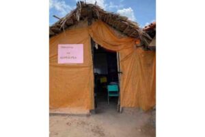 A menina de 12 anos criou a escola em barraco para ensinar outras crianças que estavam sem ter aula desde o começo da quarentena