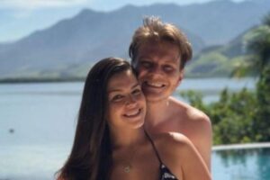 Thais Fersoza chamou atenção ao aparecer de biquíni vermelho em dia de praia com a família