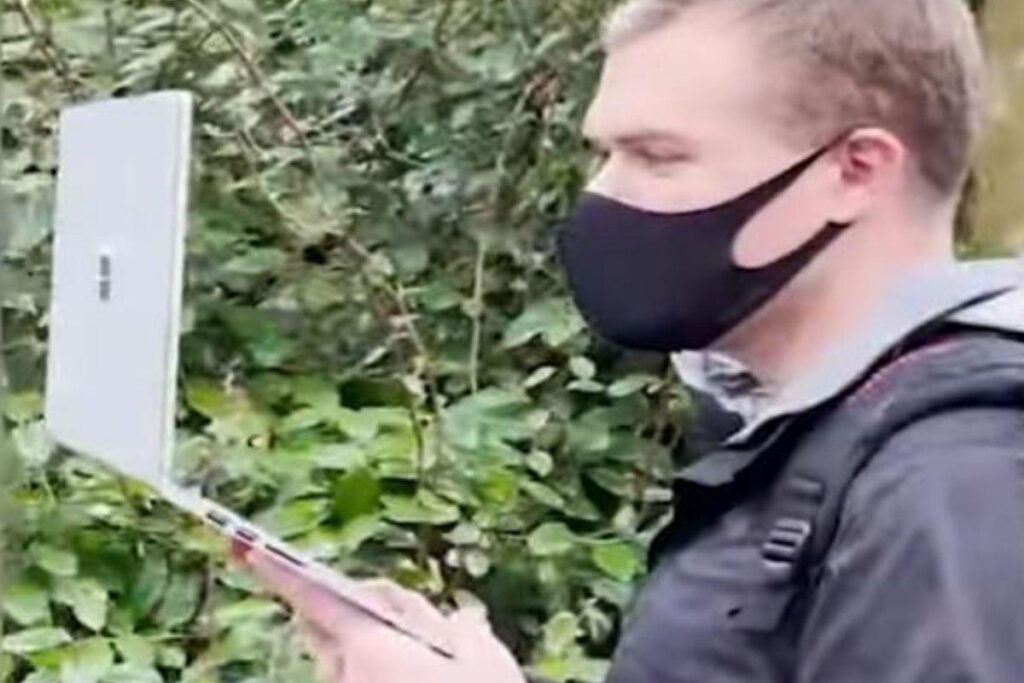 Um professor inovou ao escolher um lugar inusitado para transmitir a aula online