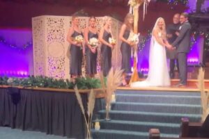 A bebê fez birra no altar durante a cerimônia de casamento da mãe