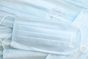 As novas regras do uso de máscaras em aviões e aeroportos entram em vigor nesta quinta-feira, 25