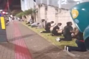 Familiares fazem corrente de oração de joelhos em volta de hospitais