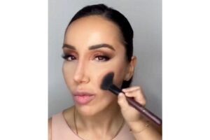 A mãe mostrou a habilidade da filha em fazer maquiagens nas redes sociais