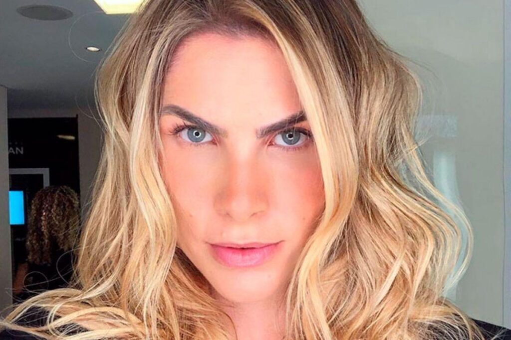 Julia Faria está grávida e compartilhou uma foto com a barriga à mostra