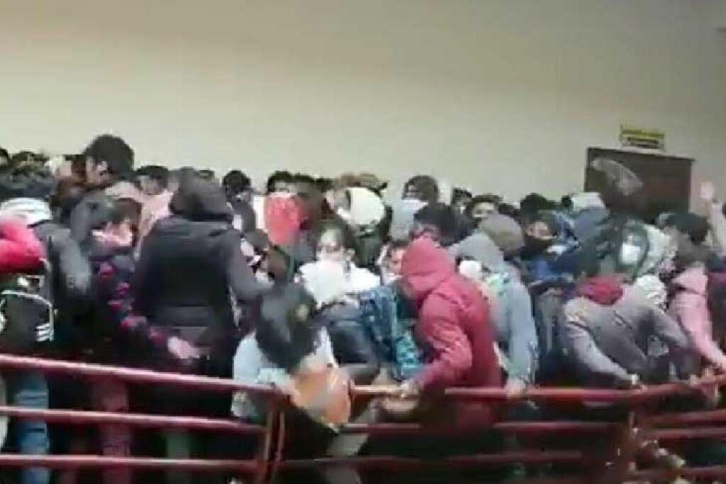 Oito estudantes caíram do quarto andar de uma universidade boliviana