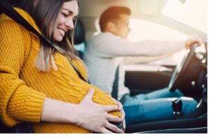 A bebê recebeu o nome de Tiffany depois da segurança ajudar a mãe no parto ao lado do hospital