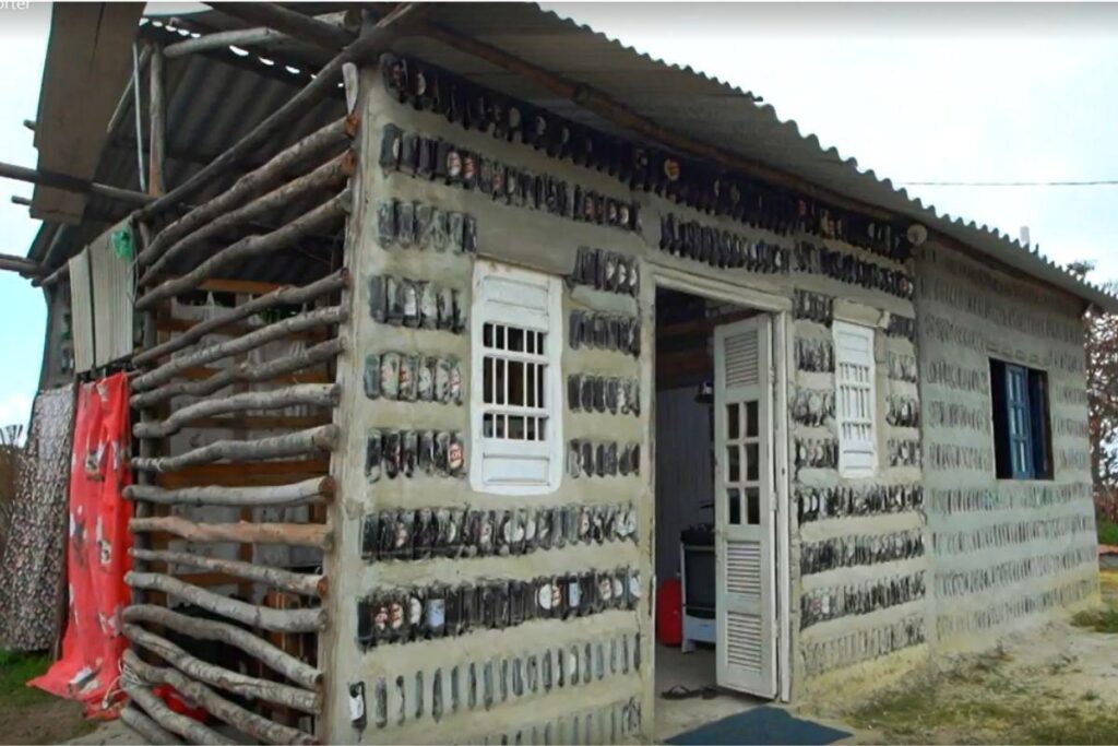 Mãe e filha constroem casa com garrafas de vidro