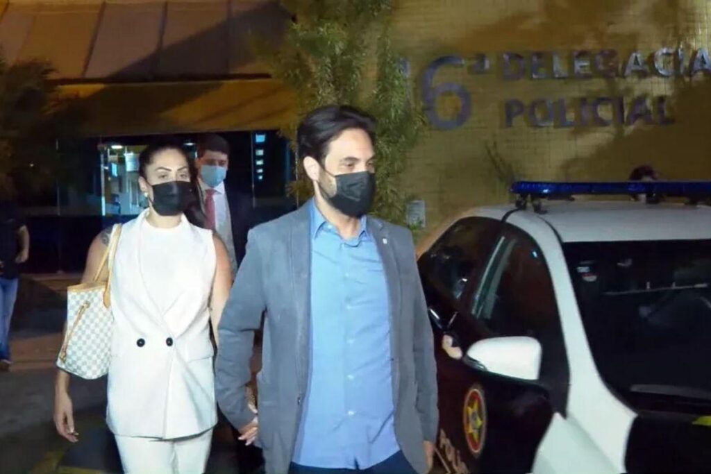 Dr. Jaiminho e Monique deixaram a delegacia após depoimento sobre Henry Borel, na madrugada desta quinta-feira, 18 de março