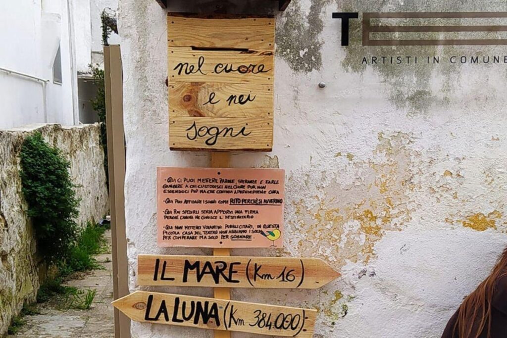 A obra de arte é uma caixa de correio pensada para que pessoas deixem mensagens para parentes que já se foram