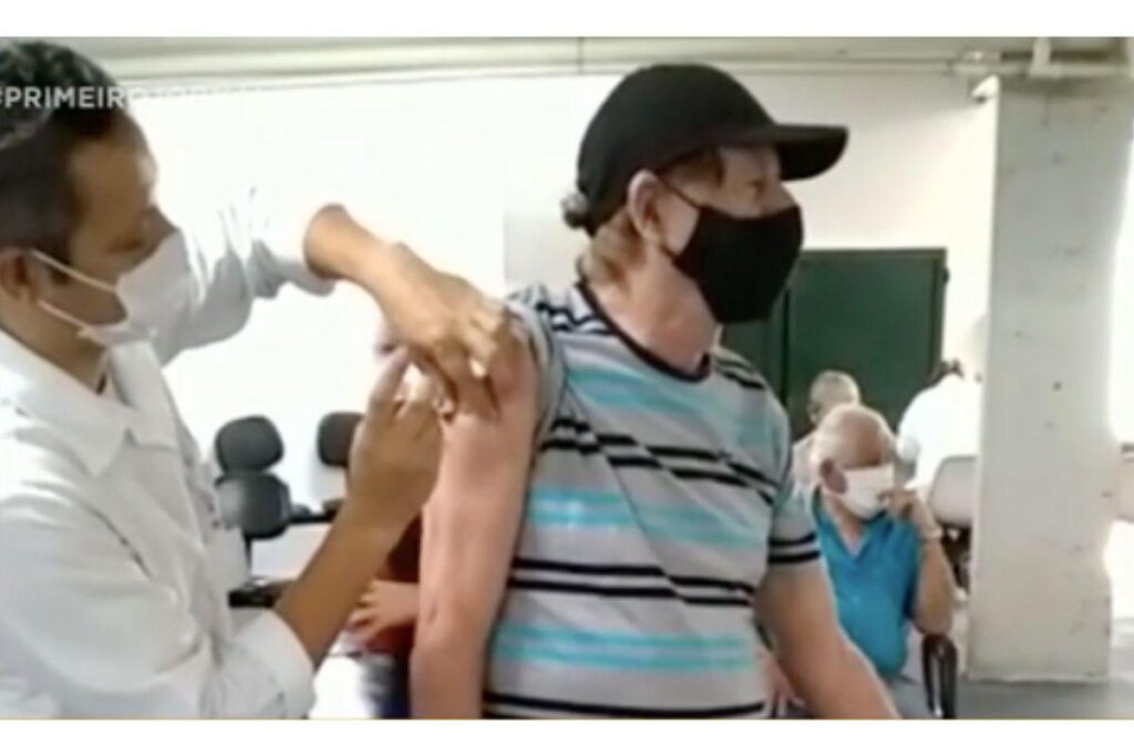 O filho flagou a falsa aplicação de vacina no pai