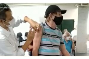 O filho flagou a falsa aplicação de vacina no pai