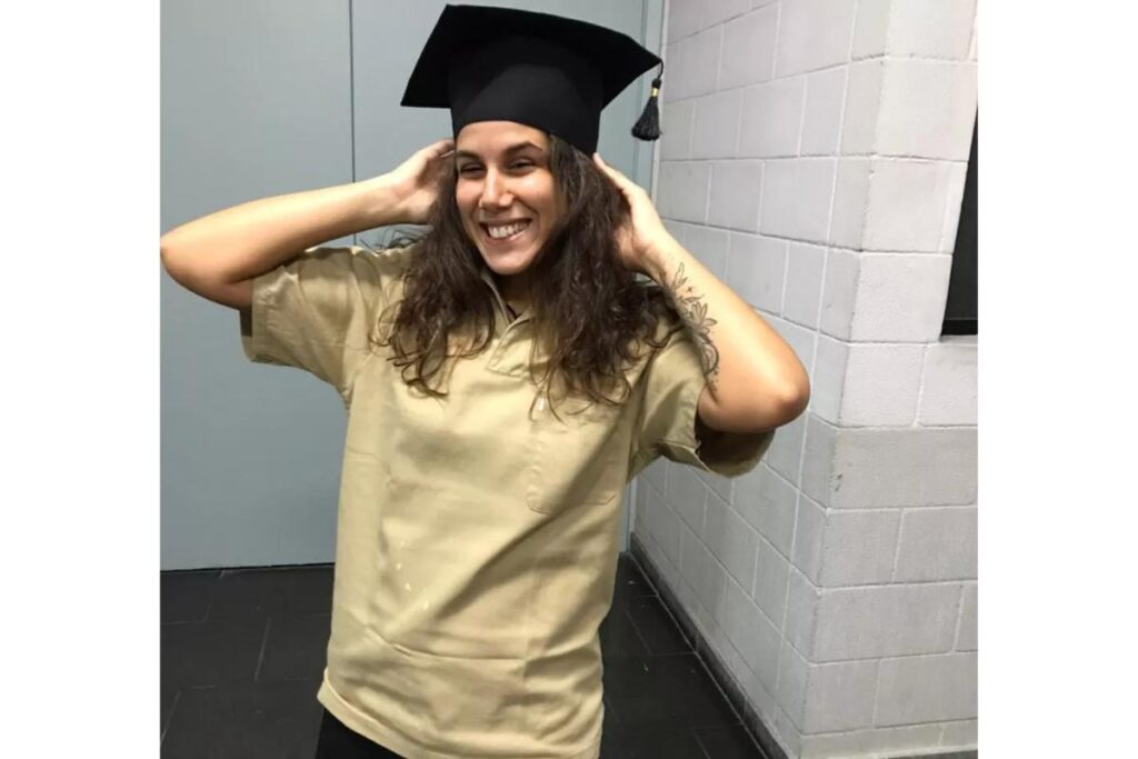 Jovem que fez homenagem para mãe ganha mestrado de universidade
