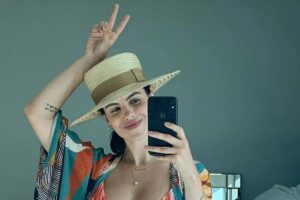 Sthefany Brito “se joga no biquíni” e curte dia na piscina