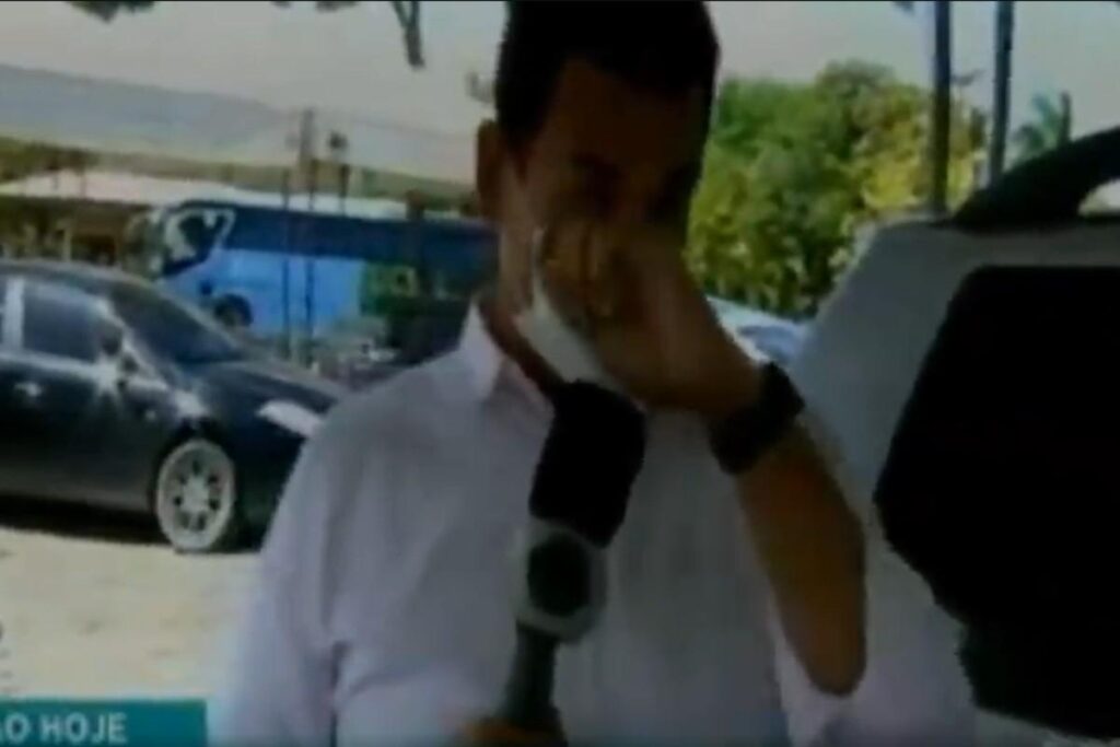 O repórter se emocionou depois de presenciar o pai sendo vacinado contra o coronavírus