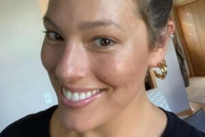 Ashley Graham sofreu com a queda de cabelo no pós-parto