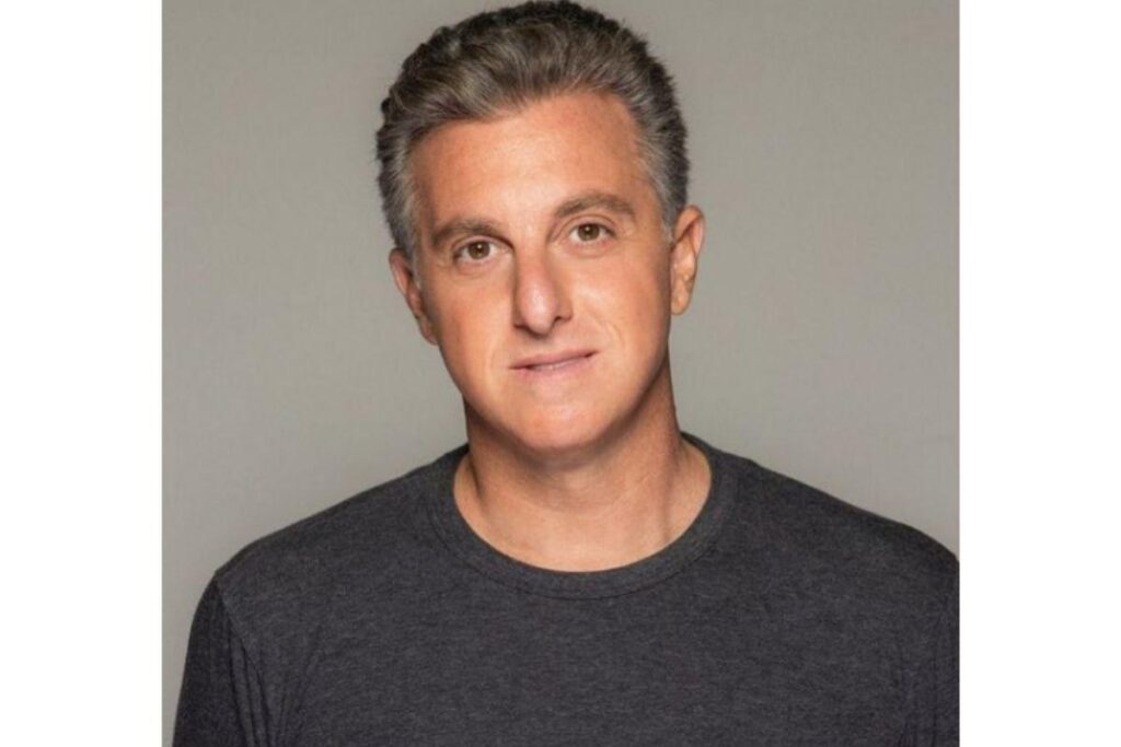 Luciano Huck posta foto ao lado da mãe e semelhança chama atenção