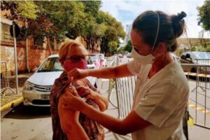 Menino que levou cartaz agradecendo pela vacinação da avó