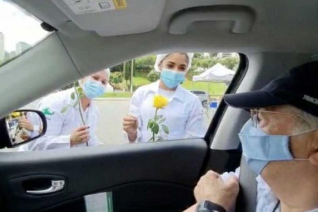 Idoso deu flores às enfermeiras após tomar vacina da Covid-19