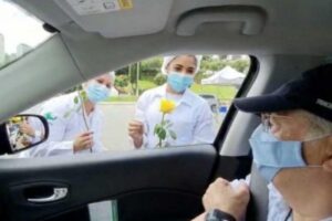 Idoso deu flores às enfermeiras após tomar vacina da Covid-19