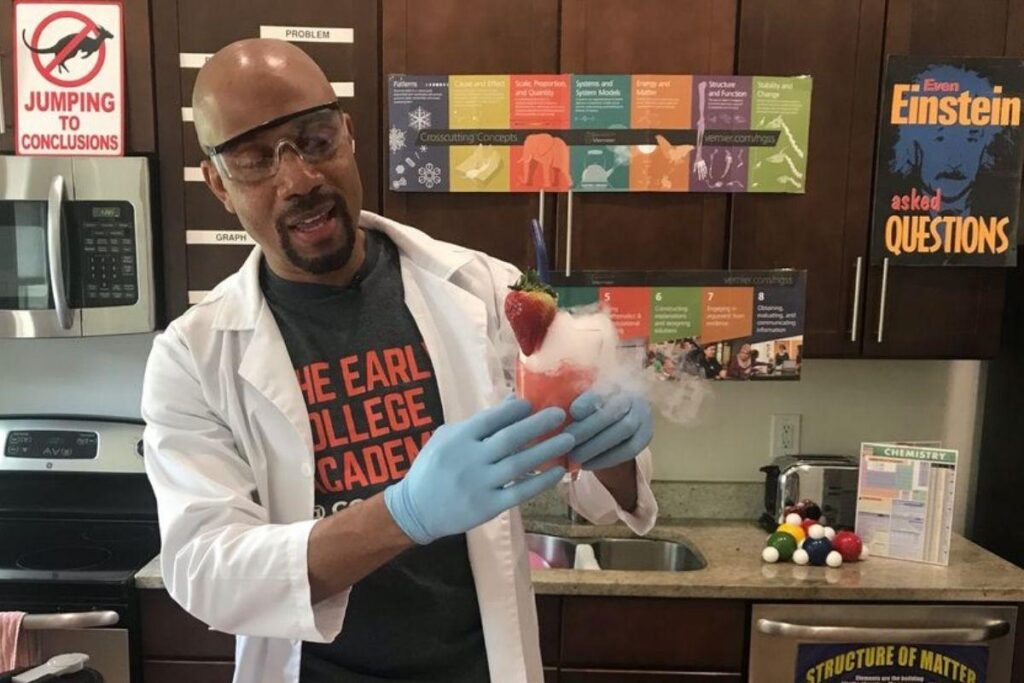 Professor monta laboratório em casa para alunas online