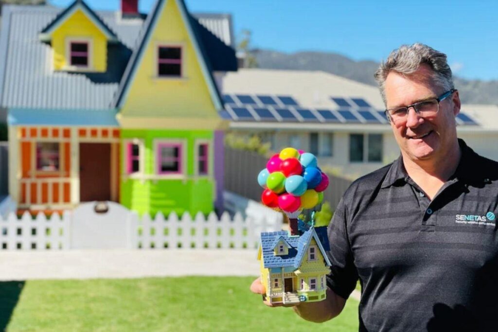 Pai constrói réplica de casa de desenho animado para filho