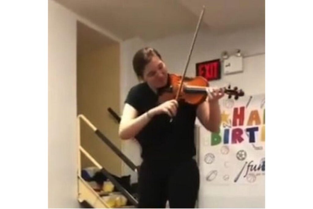 A reação do bebê ouvindo o violino pela primeira vez foi encantadora
